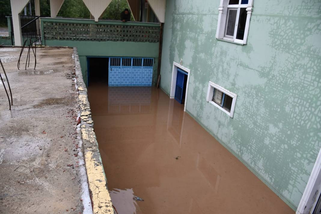 Giresun'u sağanak vurdu: Cadde, köy yolları ve tarım arazileri hasar gördü - Resim: 13